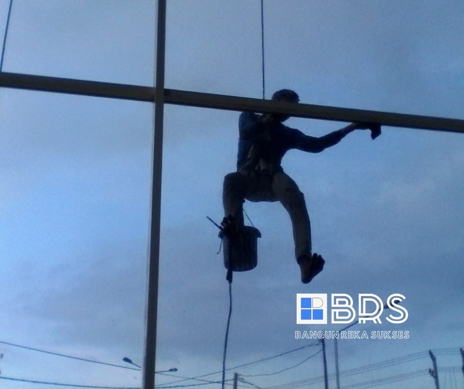 Perbaikan sealant kaca gedung